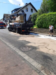 Ölspur in Vettelschoß, Ölspur, Auslaufende Betriebsstoffe, auslaufende betriebsstoffe vettelschoß, feuerwehr vettelschoß, feuerwehr vettelschoss, vettelschoss, vettelschoß, einsatz in vettelschoß, michaelstraße vettelschoß, hauptstraße vettelschoß, alarm, einsatz vettelschoß, 09.05.2022, 09.05.2022 Vettelschoß