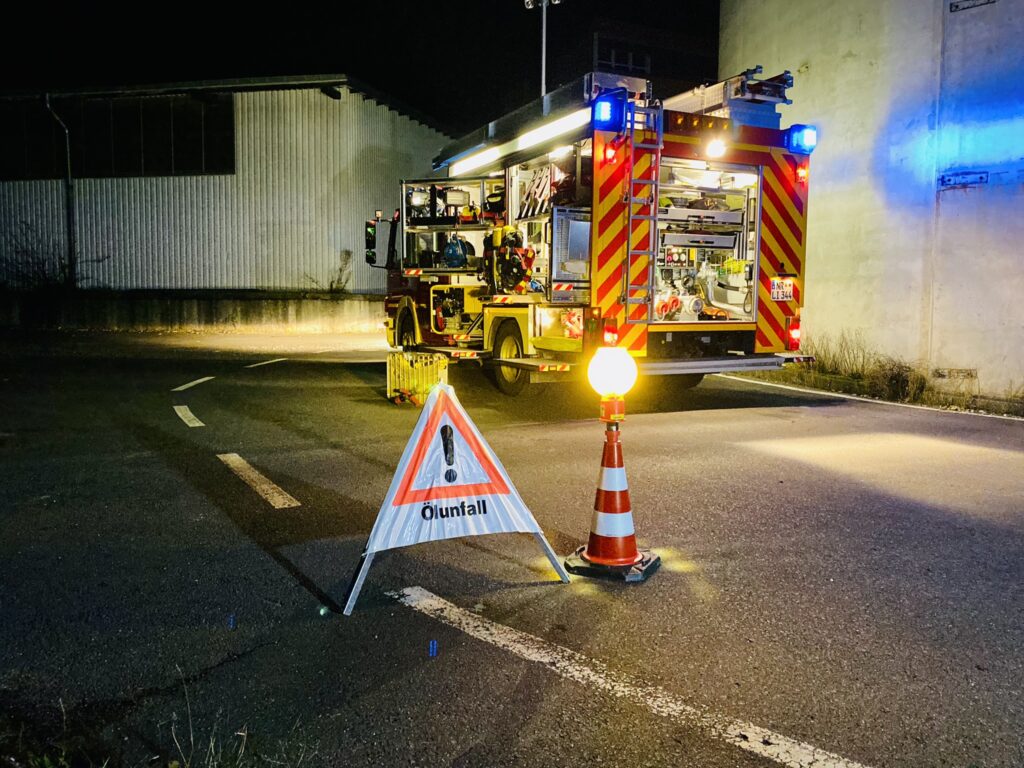 Ölspur 4 Neuigkeiten, Nachrichten, News, Letzten Einsätze, Technik, Feuerwehr, Feuerwehr Vettelschoß, Vettelschoß, Vettelschoss, VG Linz, Ehrenamt, Einsätze, Alarm, Feuerwehreinsatz, Einsatz, Alarmierung, Löscheinheit, Feuerwehr Rheinland-Pfalz, Deutschland, Freiwillige Feuerwehr, FFV, FFW