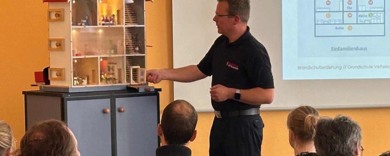 Lehrer, Erzieher und Eltern erleben bei der Feuerwehr Vettelschoß, wie wichtig Brandschutzerziehung auch für Erwachsene ist – inklusive spektakulärer Experimente und neuem Rauchhaus