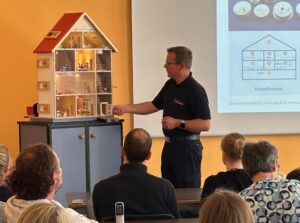 Lehrer, Erzieher und Eltern erleben bei der Feuerwehr Vettelschoß, wie wichtig Brandschutzerziehung auch für Erwachsene ist – inklusive spektakulärer Experimente und neuem Rauchhaus