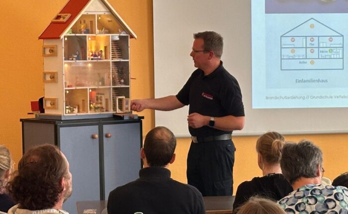 Lehrer, Erzieher und Eltern erleben bei der Feuerwehr Vettelschoß, wie wichtig Brandschutzerziehung auch für Erwachsene ist – inklusive spektakulärer Experimente und neuem Rauchhaus