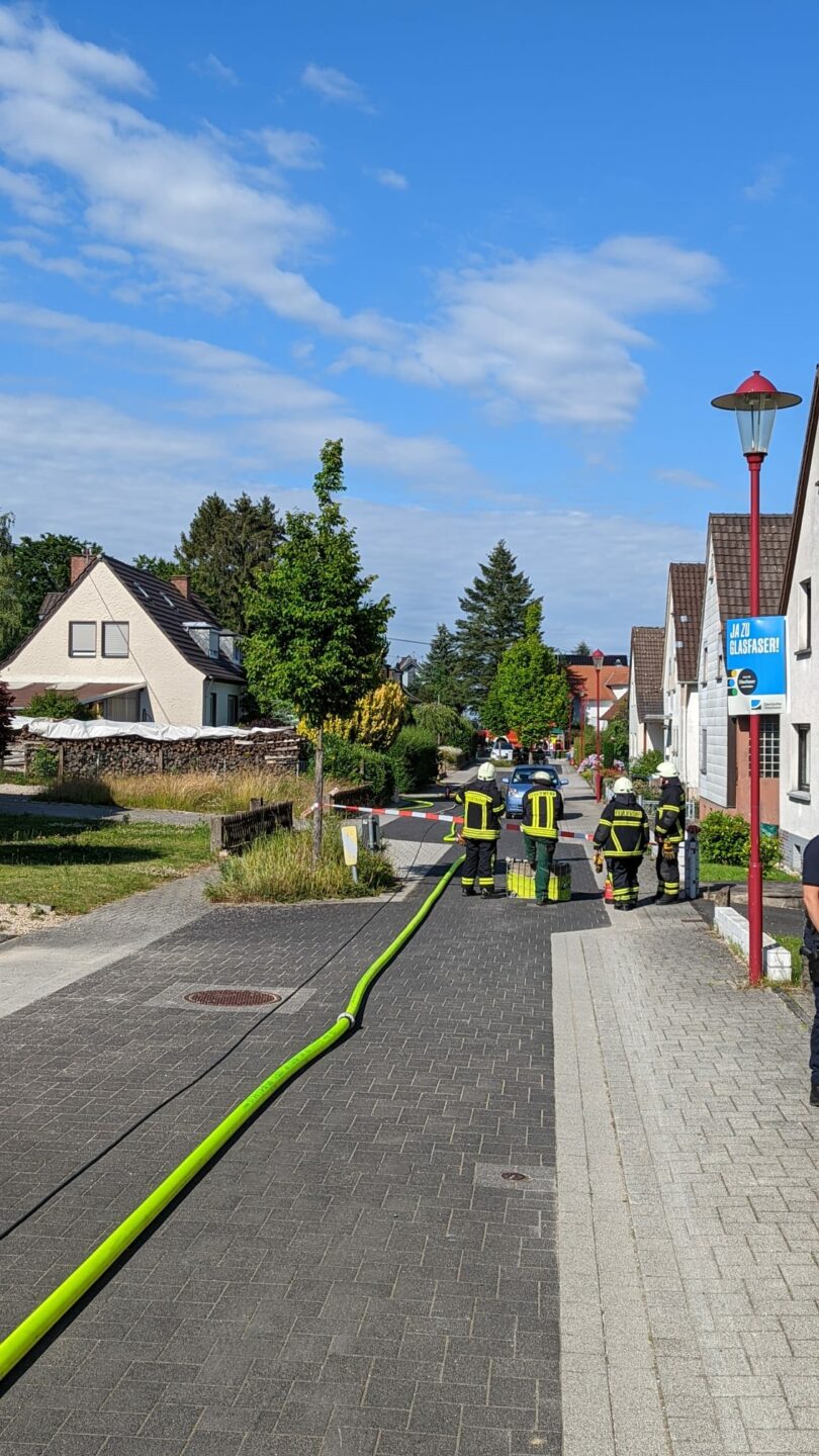 Gasausströmung / Gasleitung abgerissen 1 gasausströmung, gausaustritt vettelschoß, g3.03, baustelle, bagger, gas, gasausstroemung ,feuerwehr vettelschoss, vettelschoss, vettelschoß, einsatz in vettelschoß, michaelstraße vettelschoß, hauptstraße vettelschoß, alarm, einsatz vettelschoß, 21.06.2022, 21.06.2022 Vettelschoß