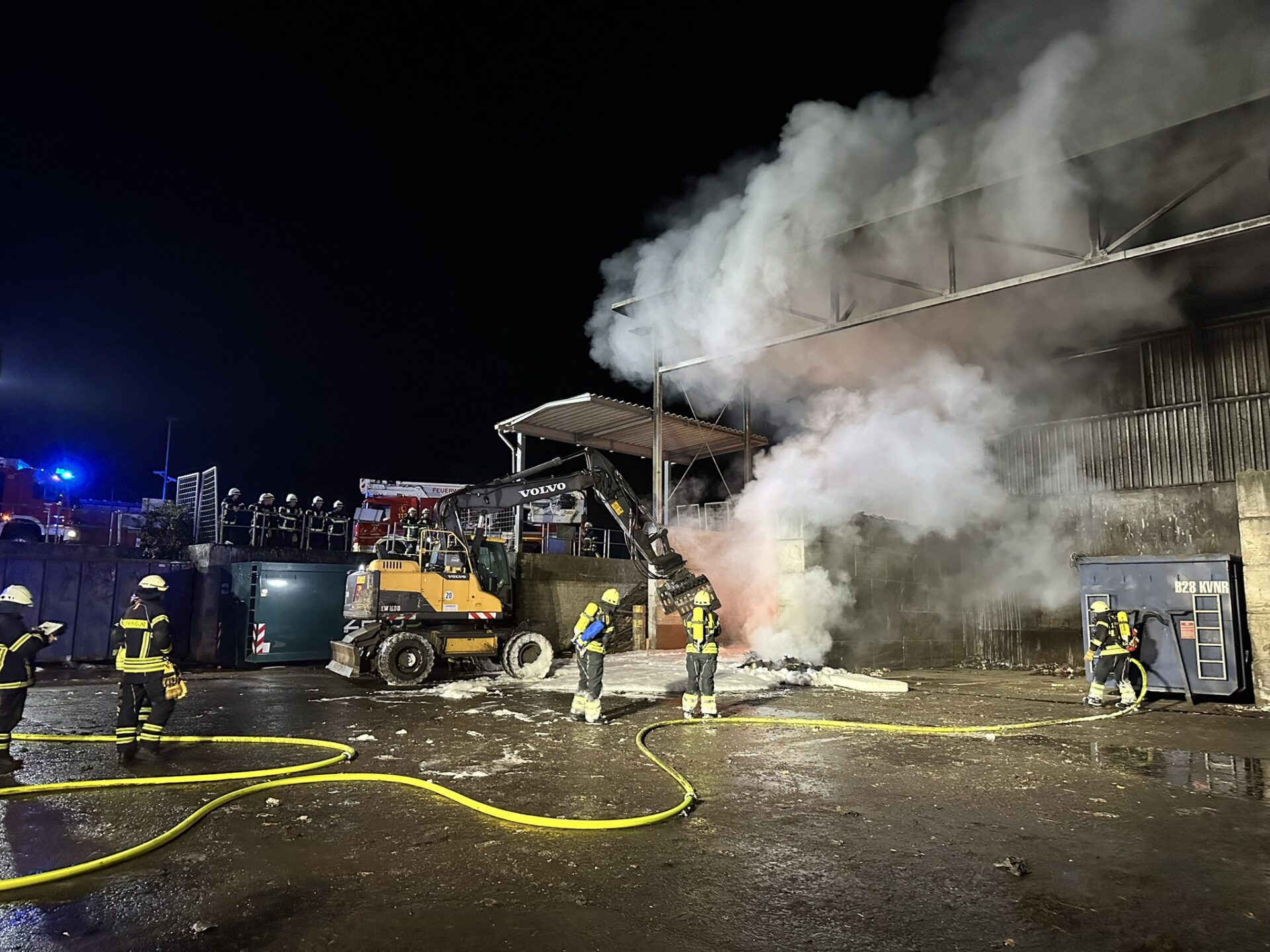 Hallenbrand, 26.11.2024, Feuerwehr Vettelschoß, Feuerwehr Linz, Feuerwehr St. Katharinen, Vettelschoß, St. Katharinen, Linz am Rhein, VG Linz am Rhein, VG Linz, Kreis Neuwied, Neuwied, Brandeinsatz, Einsatz, Feuerwehreinsatz, News, Brand, Feuer, Lagerhallenbrand, Wertstoffhof