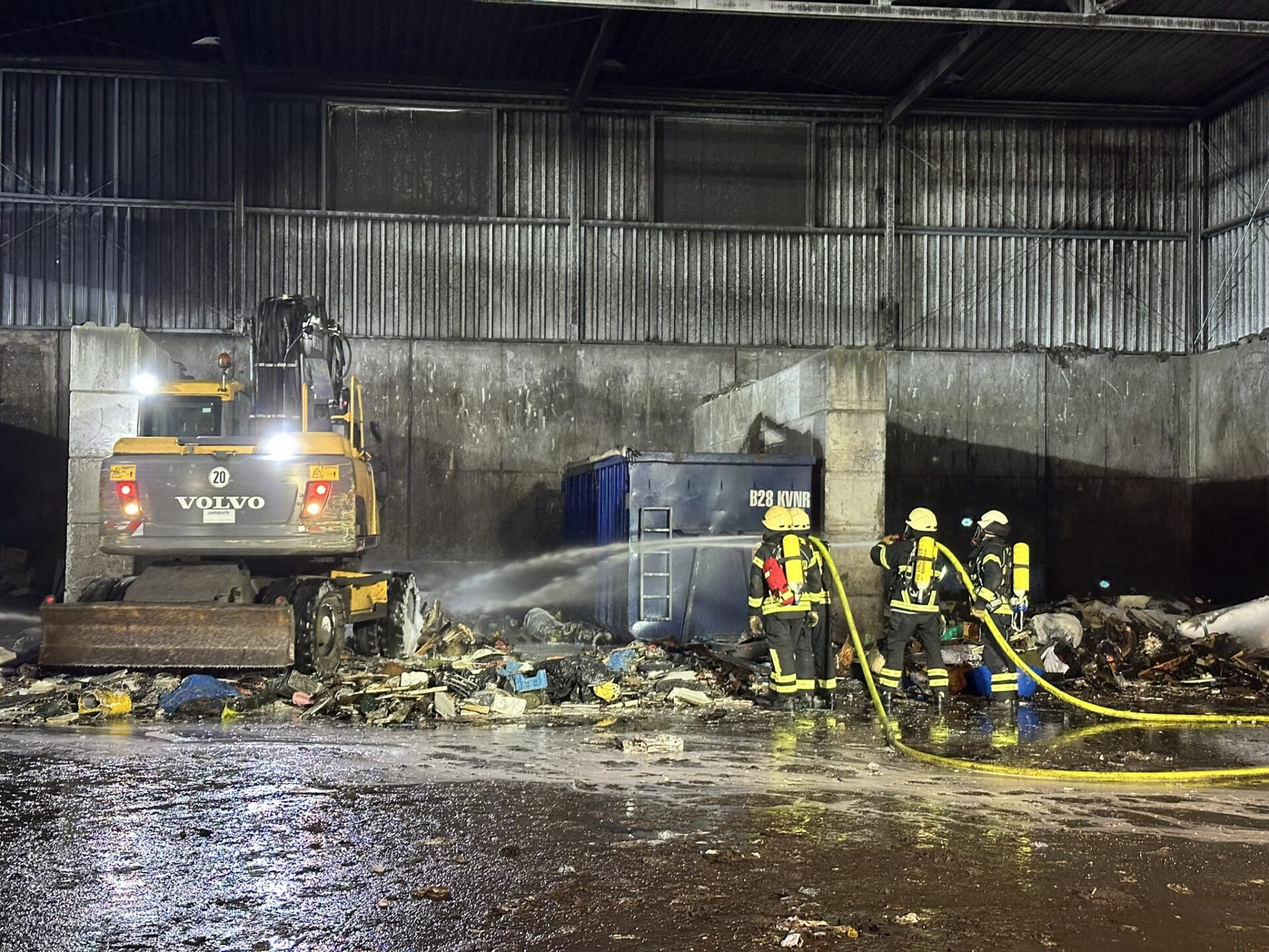 Hallenbrand, 26.11.2024, Feuerwehr Vettelschoß, Feuerwehr Linz, Feuerwehr St. Katharinen, Vettelschoß, St. Katharinen, Linz am Rhein, VG Linz am Rhein, VG Linz, Kreis Neuwied, Neuwied, Brandeinsatz, Einsatz, Feuerwehreinsatz, News, Brand, Feuer, Lagerhallenbrand, Wertstoffhof