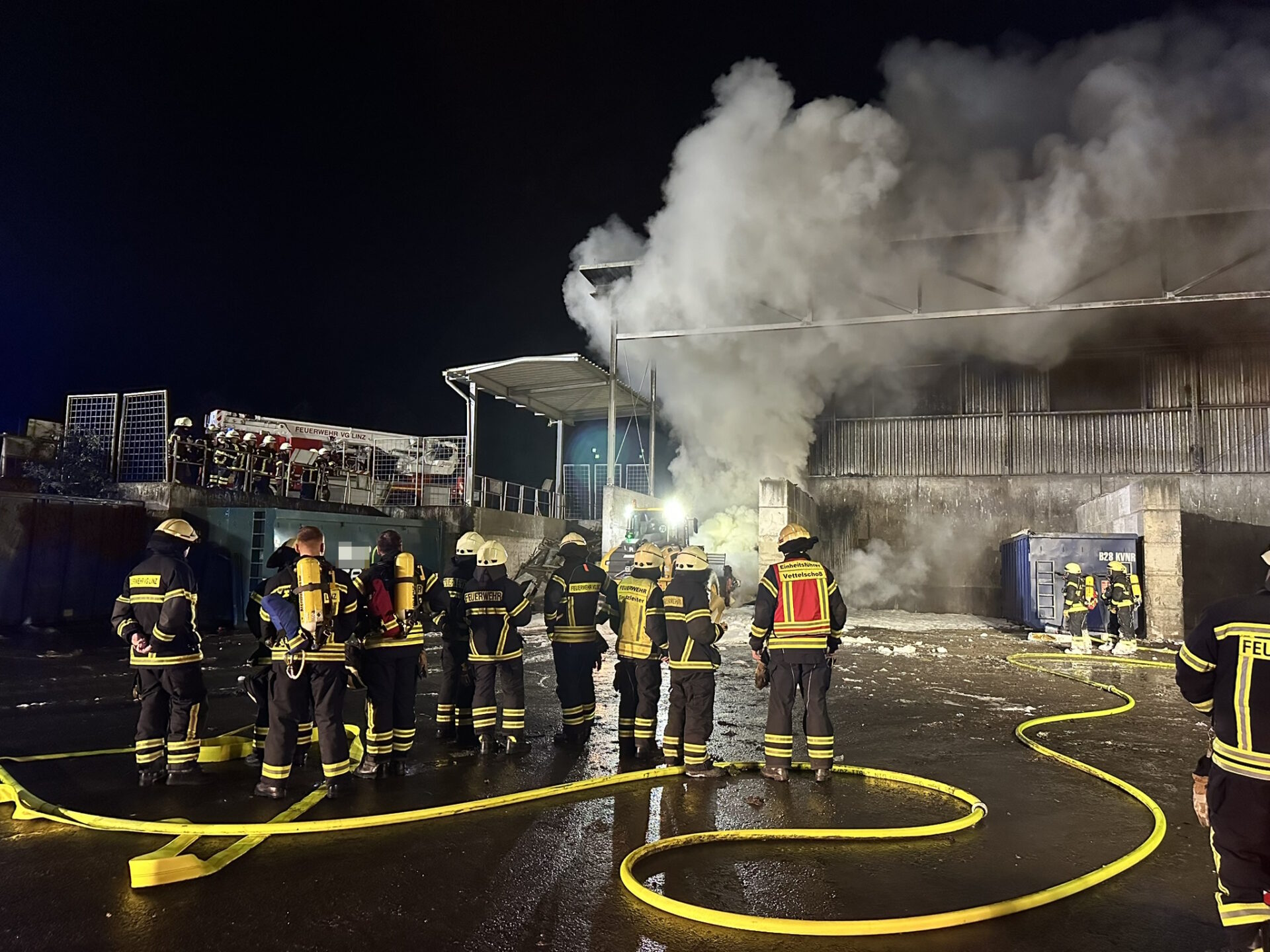 Hallenbrand, 26.11.2024, Feuerwehr Vettelschoß, Feuerwehr Linz, Feuerwehr St. Katharinen, Vettelschoß, St. Katharinen, Linz am Rhein, VG Linz am Rhein, VG Linz, Kreis Neuwied, Neuwied, Brandeinsatz, Einsatz, Feuerwehreinsatz, News, Brand, Feuer, Lagerhallenbrand, Wertstoffhof