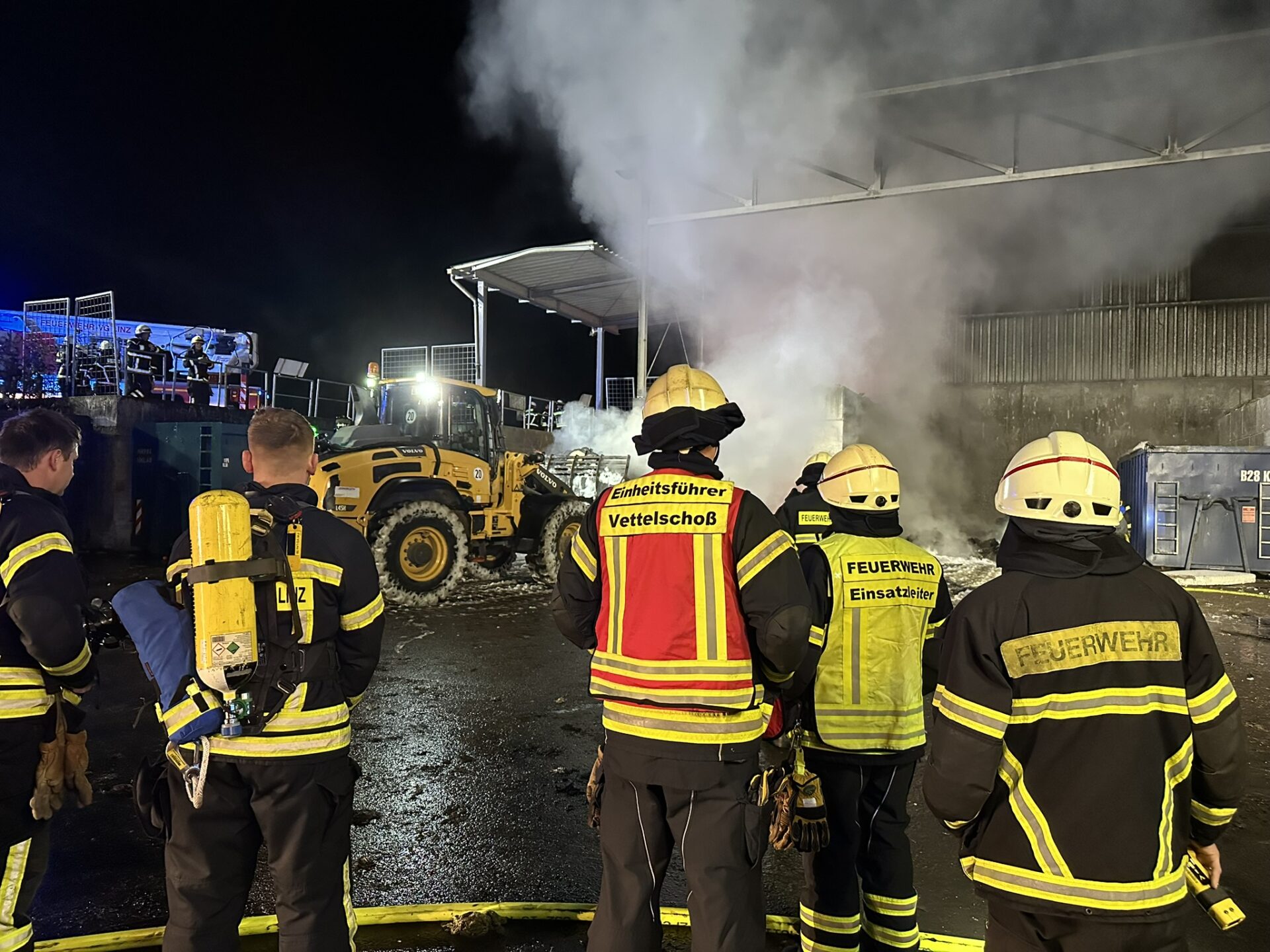 Hallenbrand, 26.11.2024, Feuerwehr Vettelschoß, Feuerwehr Linz, Feuerwehr St. Katharinen, Vettelschoß, St. Katharinen, Linz am Rhein, VG Linz am Rhein, VG Linz, Kreis Neuwied, Neuwied, Brandeinsatz, Einsatz, Feuerwehreinsatz, News, Brand, Feuer, Lagerhallenbrand, Wertstoffhof