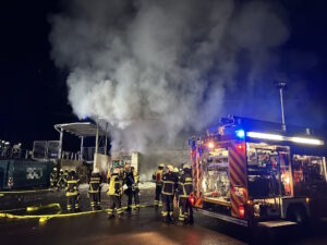 Hallenbrand, 26.11.2024, Feuerwehr Vettelschoß, Feuerwehr Linz, Feuerwehr St. Katharinen, Vettelschoß, St. Katharinen, Linz am Rhein, VG Linz am Rhein, VG Linz, Kreis Neuwied, Neuwied, Brandeinsatz, Einsatz, Feuerwehreinsatz, News, Brand, Feuer, Lagerhallenbrand, Wertstoffhof