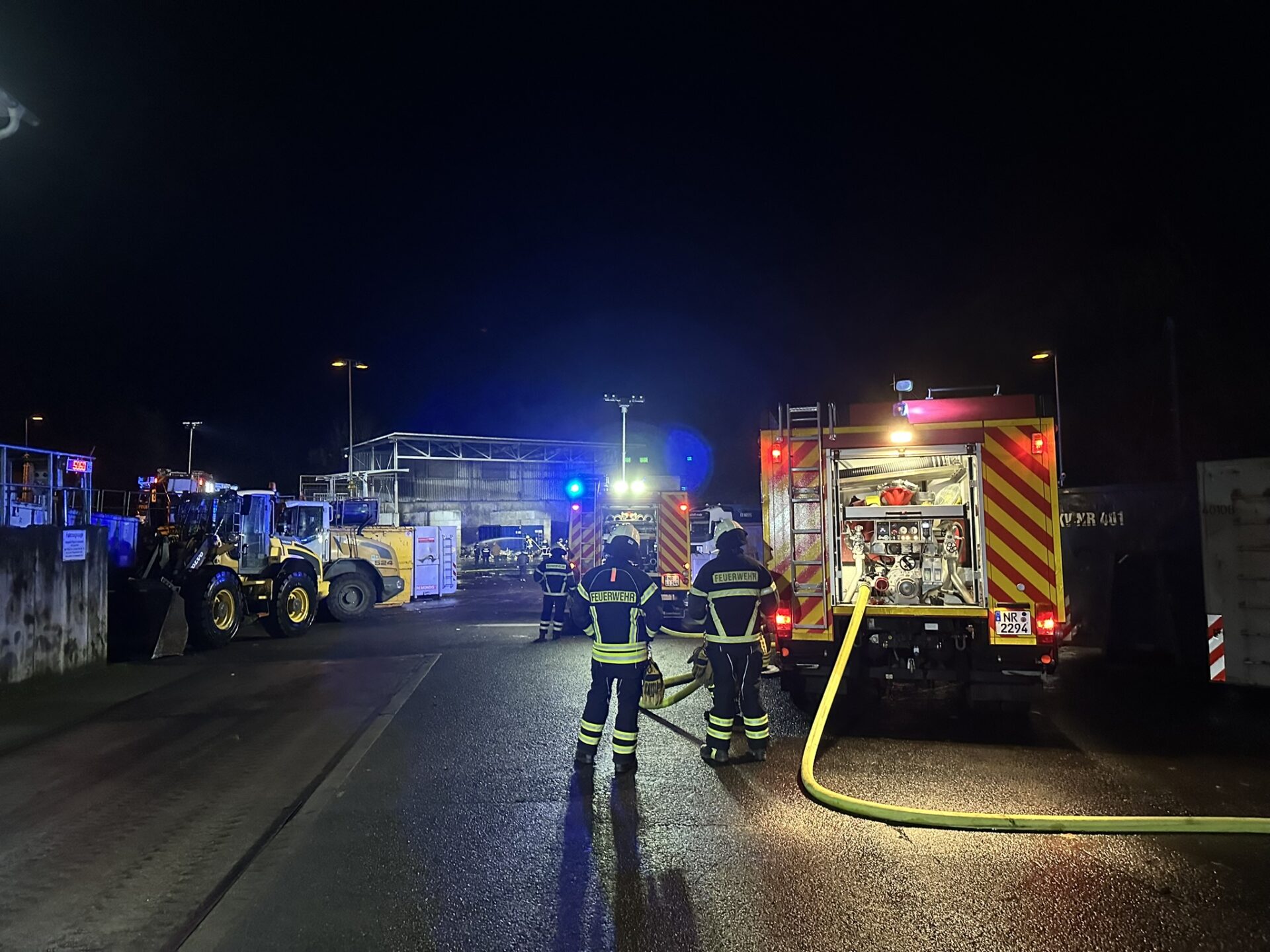 Hallenbrand, 26.11.2024, Feuerwehr Vettelschoß, Feuerwehr Linz, Feuerwehr St. Katharinen, Vettelschoß, St. Katharinen, Linz am Rhein, VG Linz am Rhein, VG Linz, Kreis Neuwied, Neuwied, Brandeinsatz, Einsatz, Feuerwehreinsatz, News, Brand, Feuer, Lagerhallenbrand, Wertstoffhof