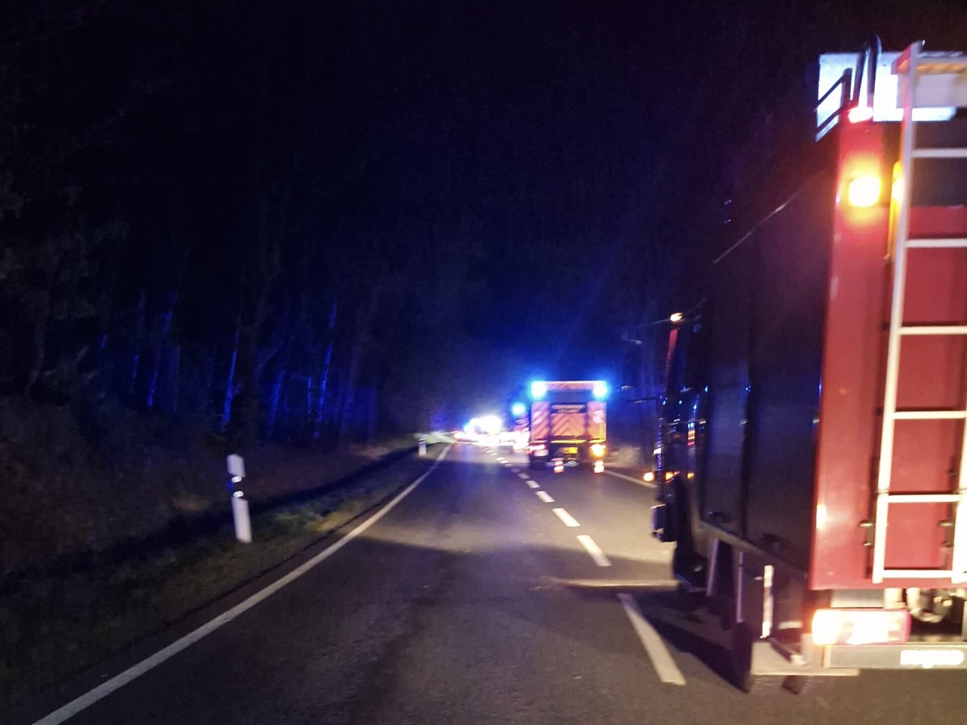 Verkehrsunfall Person eingeklemmt 10 4ed7f856 796f 40a7 842d cc9d43a04743
