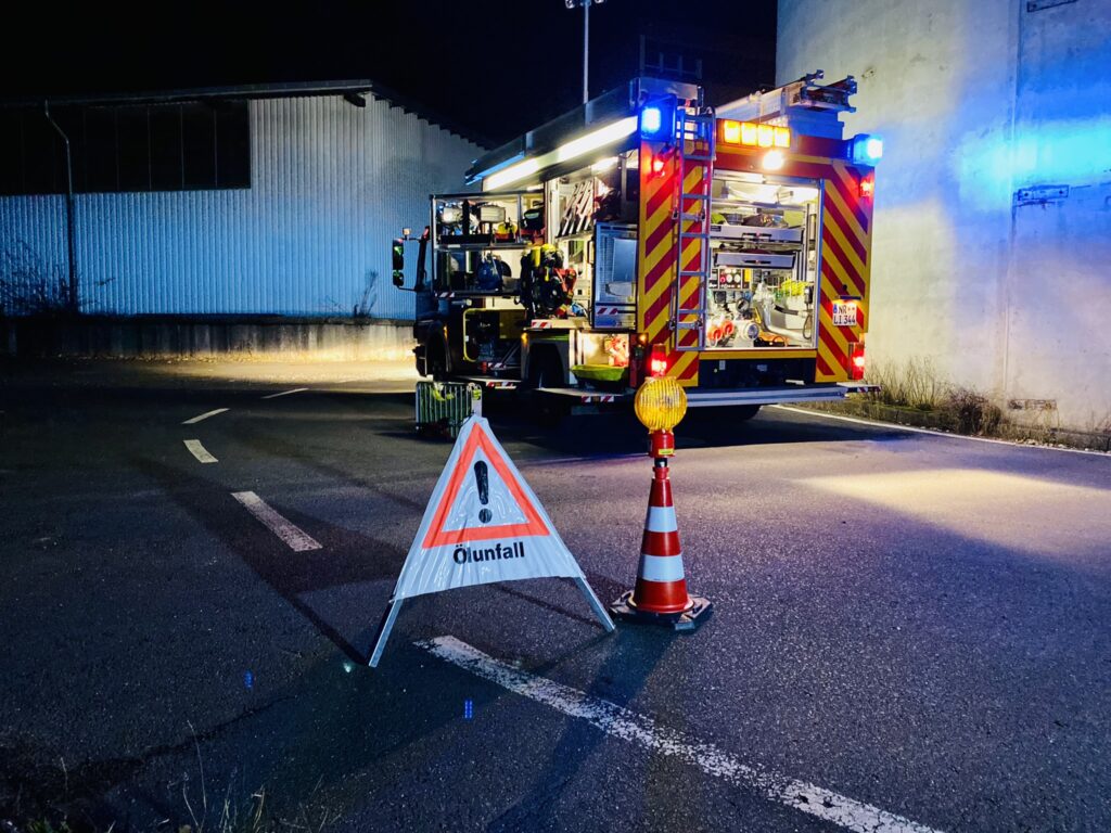 Unbekannte Flüssigkeit läuft aus 7 Neuigkeiten, Nachrichten, News, Letzten Einsätze, Technik, Feuerwehr, Feuerwehr Vettelschoß, Vettelschoß, Vettelschoss, VG Linz, Ehrenamt, Einsätze, Alarm, Feuerwehreinsatz, Einsatz, Alarmierung, Löscheinheit, Feuerwehr Rheinland-Pfalz, Deutschland, Freiwillige Feuerwehr, FFV, FFW