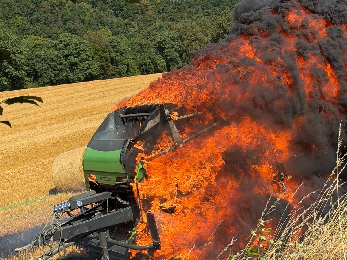 Fahrzeugbrand außerorts 1 Feuerwehr Vettelschoß Brennt Ballenpresse am 21.07.2026