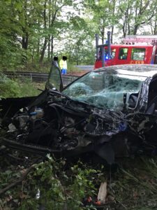 VU, Feuerwehr Vettelschoß, Feuerwehr Vettelschoss, Feuerwehr, Einsatz, Vettelschoß, Einsatz in Kretzhaus, Verkehrsunfall, Verkehrsunfall L 253, Verkehrsunfall Linz am Rhein, Technische Hilfeleistung, Einsatz 02.05.2022, Unfall 02.05.2022, Verkehrsunfall 02.05.2022, Linz am Rhein, Unfall L 253, VU P klemm, H2.03, TH-Einsatz