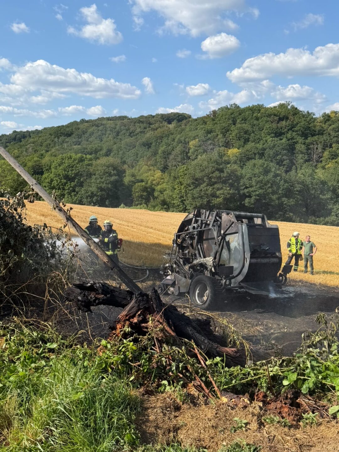 Fahrzeugbrand außerorts 10 9bfc0d1d fbb9 4bdf ae42 566923ed8a5a