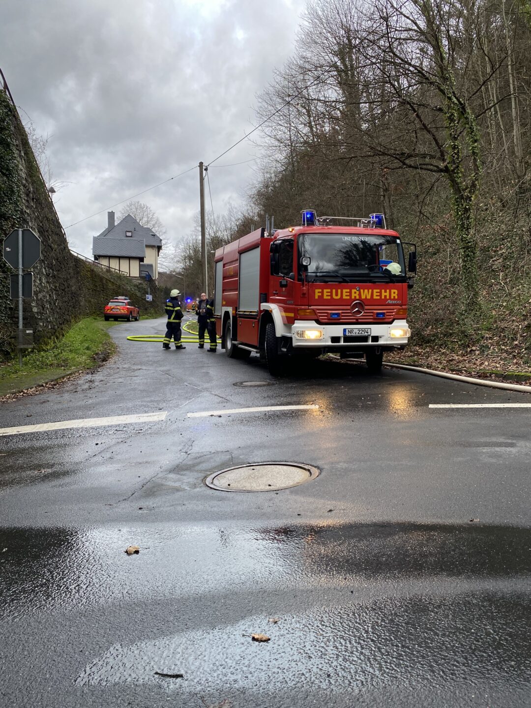 Wohnmobilbrand 9 Wohnmobilbrand, 31.12.2022, Kasbach, Kasbach-Ohlenberg, Wohnmobil in Brand, brennendes Wohnmobil, Feuerwehreinsatz in Kasbach, Feuerwehr Linz, Feuerwehr Vettelschoß, Vettelschoß, Einsatz in Kasbach, Brandeinsatz in Kasbach, Kasbach 31.12.2022, TLF, Tanklöschfahrzeug, VG Linz am Rhein, VG Linz, Feuerwehr VG Linz