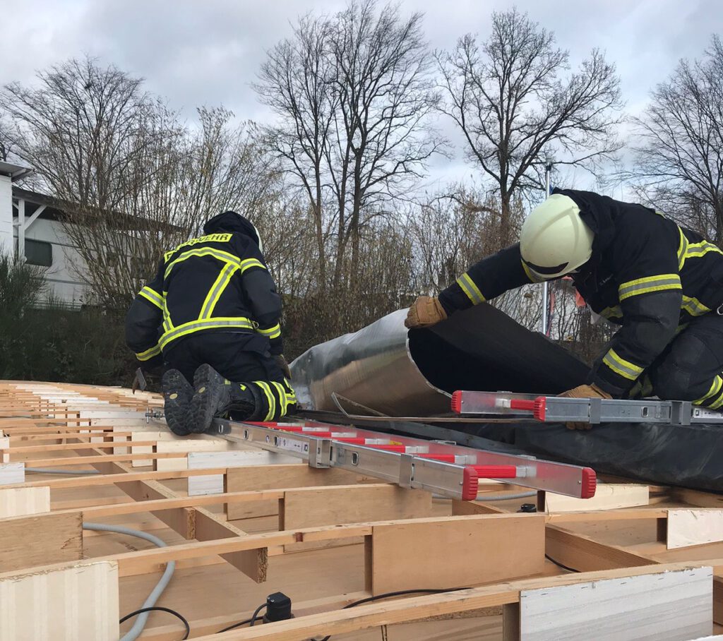 Blechdach droht wegzufliegen 5 unwetter antonia dach droht wegzufliegen vettelschoß feuerwehr vettelschoß einsatz h1.02