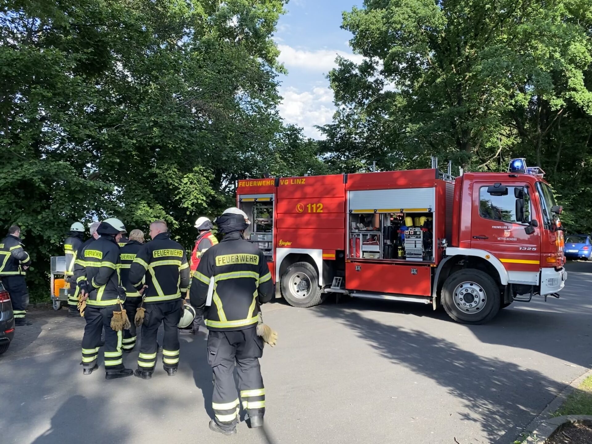 Person in Zwangslage / PKW in Böschung 2 EEE0B76D FE8E 4EE0 87DE 689CC8567785