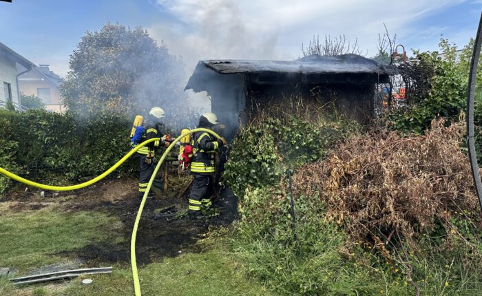 Heckenbrand, Feuerwehr Vettelschoß, 19.07.2025, Feuerwehr Einsatz