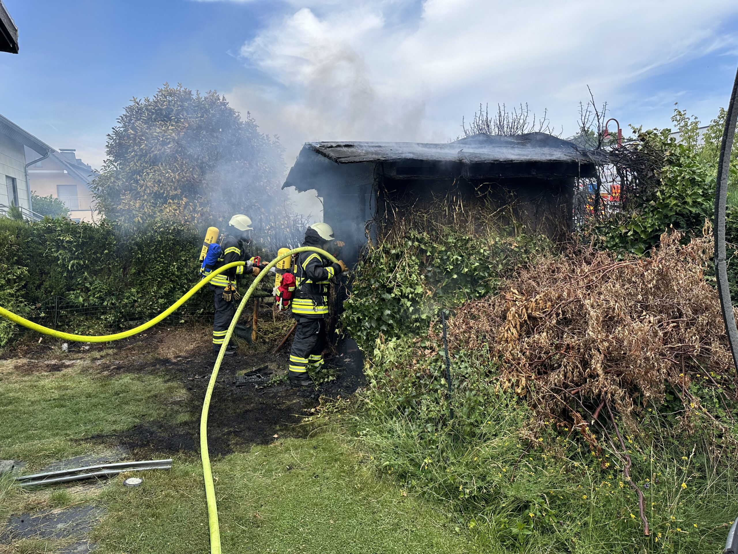 Heckenbrand, Feuerwehr Vettelschoß, 19.07.2025, Feuerwehr Einsatz
