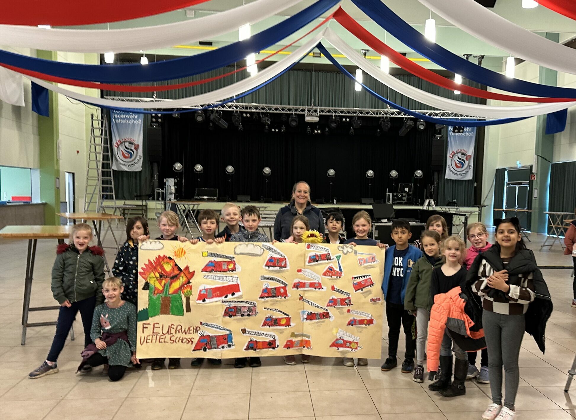 Grundschule Vettelschoß übergibt Überraschungsgeschenke der Kinder an die Feuerwehr Vettelschoß