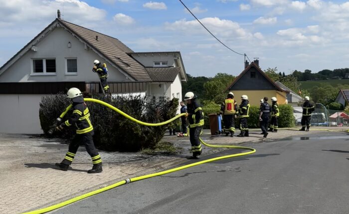 Heckenbrand am 11.05.2025 in Vettelschoß - Kalenborn, Feuerwehr Vettelschoß, Einsatz, Brand, Vettelschoß, Kalenborn