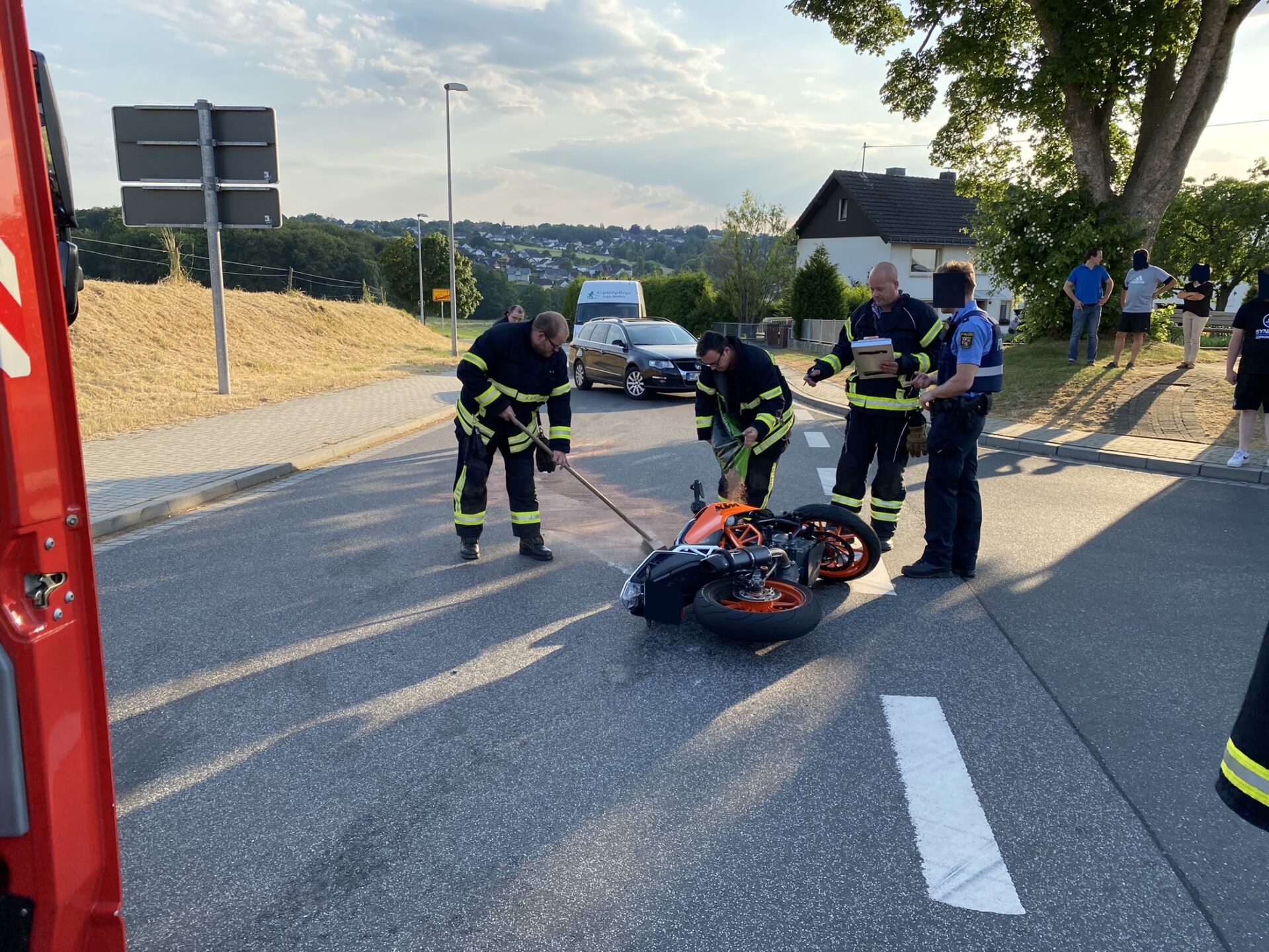Ölspur nach Verkehrsunfall 3 Feuerwehr Vettelschoß, Vettelschoß, Unfall, 15.06.2023, Polizei Linz am Rhein