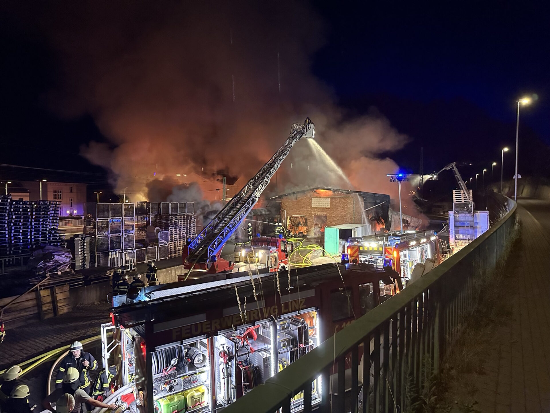 Gebäudevollbrand 7 Feuerwehr Vettelschoß, Großbrand in Linz am Rhein, 29.06.2023, Bahnhof Linz, Feuerwehr Einsatz, News, Kreis Neuwied, Gebäudebrand