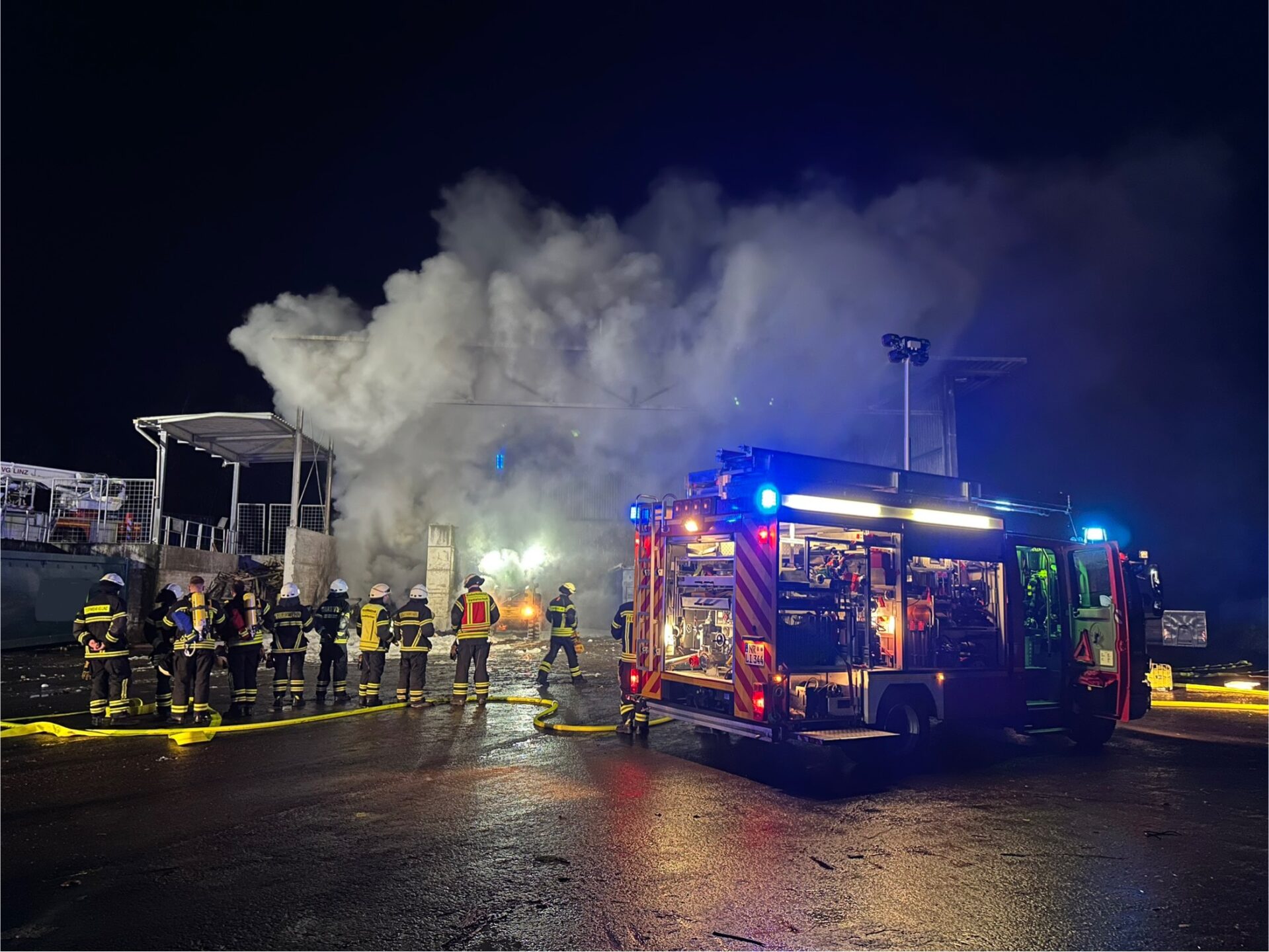 Hallenbrand, 26.11.2024, Feuerwehr Vettelschoß, Feuerwehr Linz, Feuerwehr St. Katharinen, Vettelschoß, St. Katharinen, Linz am Rhein, VG Linz am Rhein, VG Linz, Kreis Neuwied, Neuwied, Brandeinsatz, Einsatz, Feuerwehreinsatz, News, Brand, Feuer, Lagerhallenbrand, Wertstoffhof