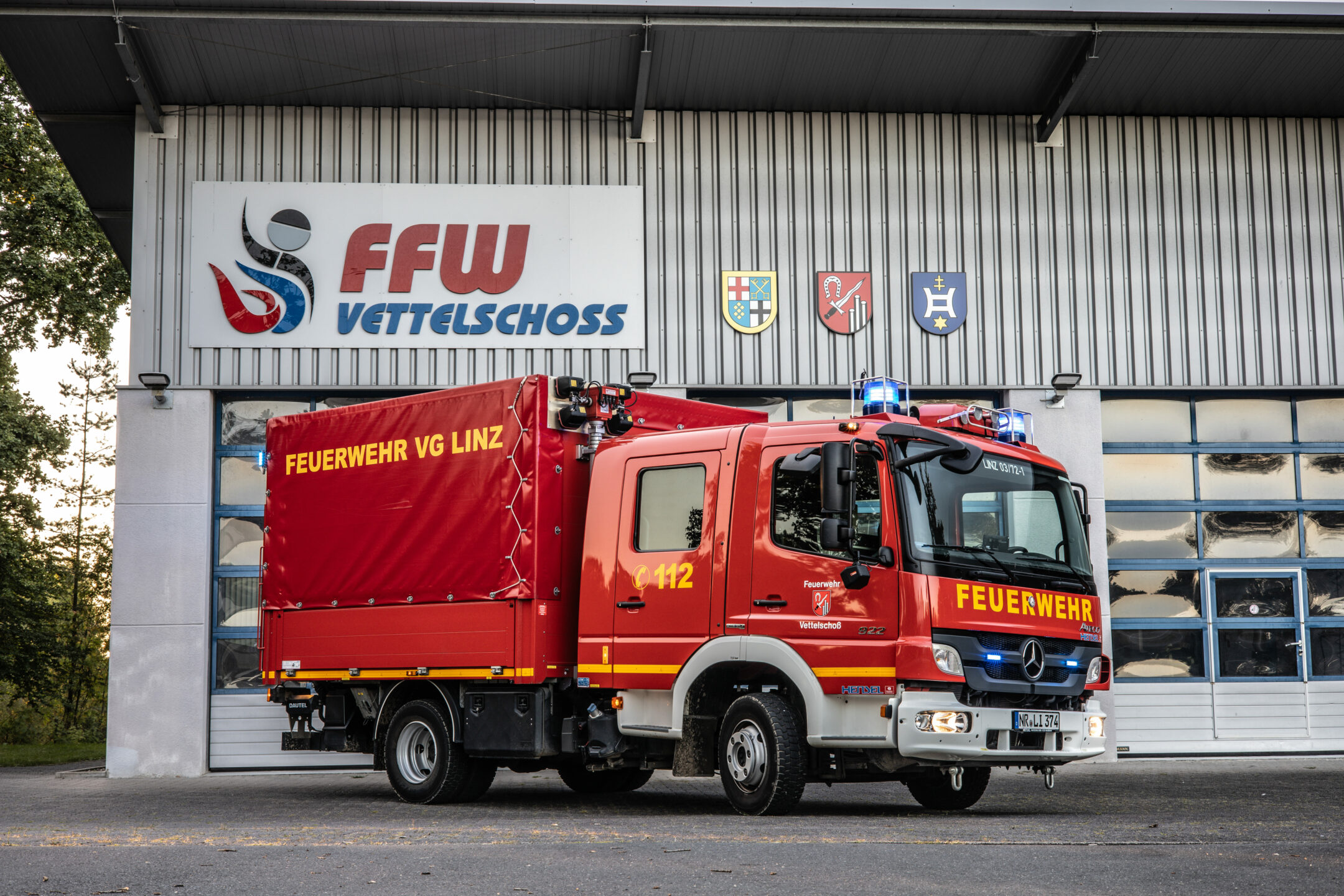 Umgestürzter Baum 9 Feuerwehr Vettelschoß, Feuerwehr Vettelschoss, Vettelschoss, Vettelschoß, Feuerwehr VG Linz am Rhein, Feuerwehr VG Linz, VG Linz am Rhein, Landkreis Neuwied, Kreis Neuwied, FFV, Rheinland-Pfalz, MZF 2, Mehrzweckfahrzeug, Ladeboardwand, Lichtmast