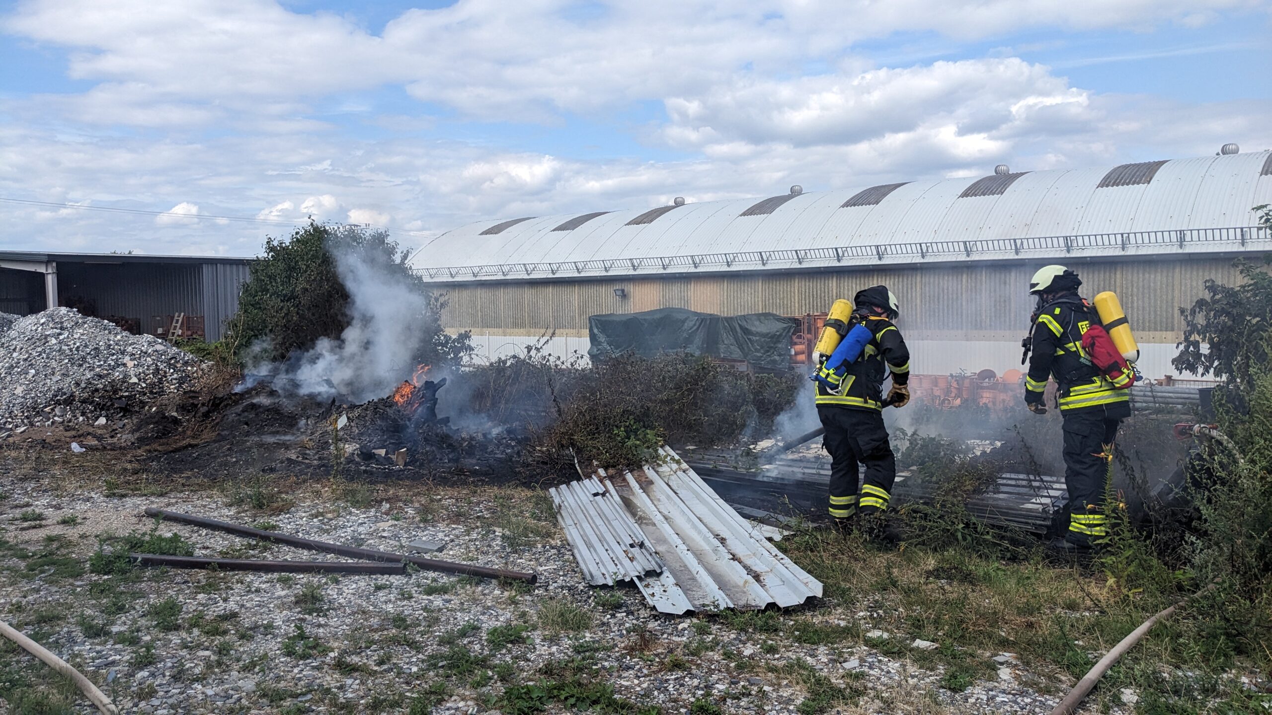 Heckenbrand 4 Heckenbrand, Feuerwehr Vettelschoß, 16.07.2023, Einsatz, News, Nachrichten, VG Linz am Rhein, Kretzhaus, Linz am Rhein, Brand am 16.07.2023, Heckenbrand in Linz - Kretzhaus