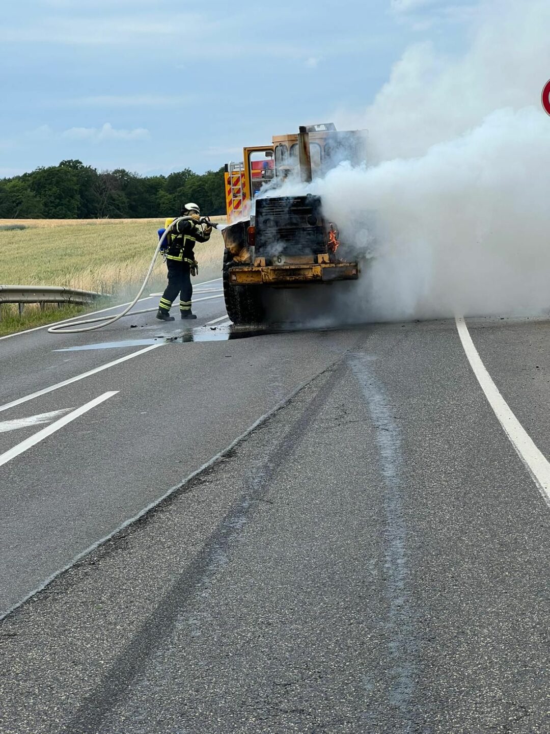 Fahrzeugbrand außerorts 1 Feuerwehr Vettelschoß, Einsatz, 20.06.2023, Vettelschoß, Fahrzeugbrand, Brennender Radlader, St. Katharinen