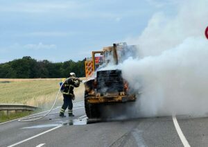 Feuerwehr Vettelschoß, Einsatz, 20.06.2023, Vettelschoß, Fahrzeugbrand, Brennender Radlader, St. Katharinen