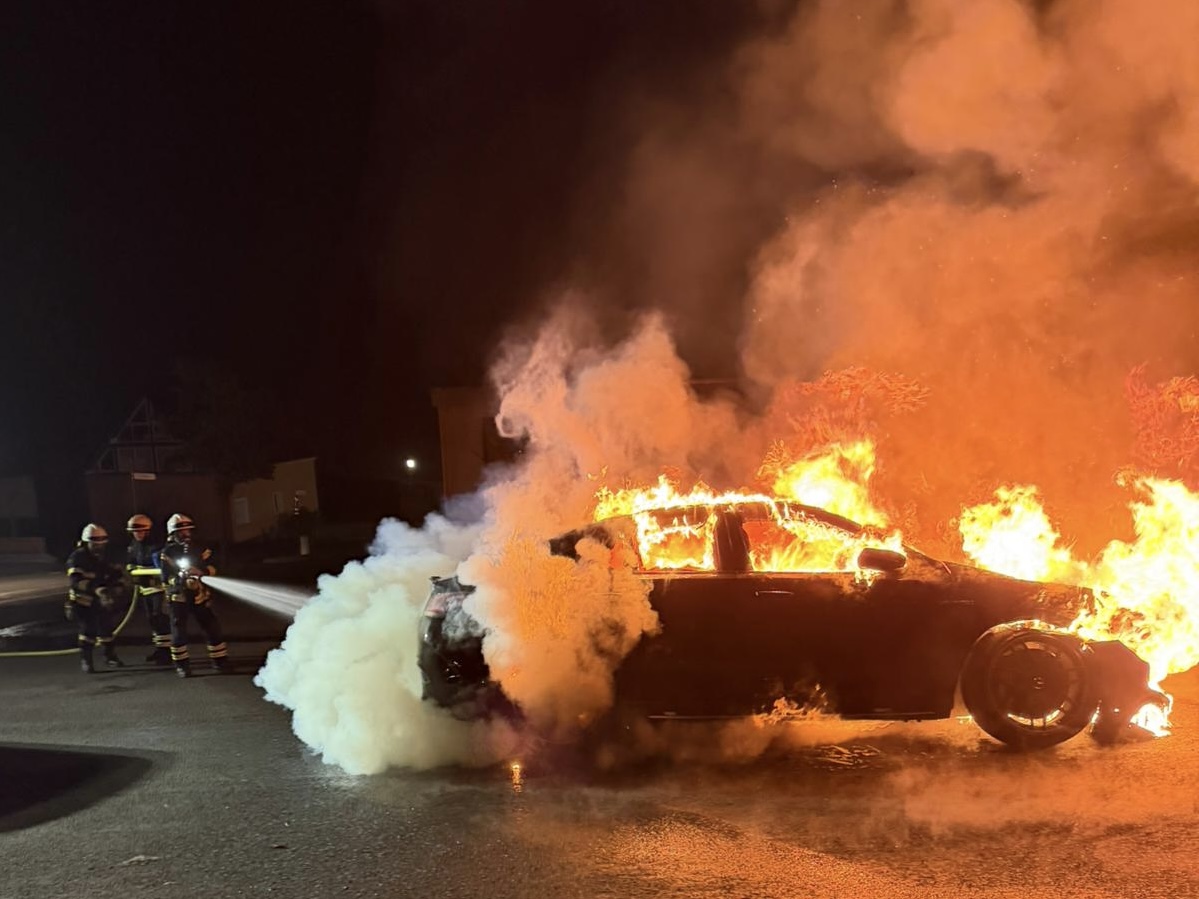 PKW-Brand innerorts 1 PKW-Brand in Vettelschoß am 19.04.2025 - Feuerwehr Vettelschoß