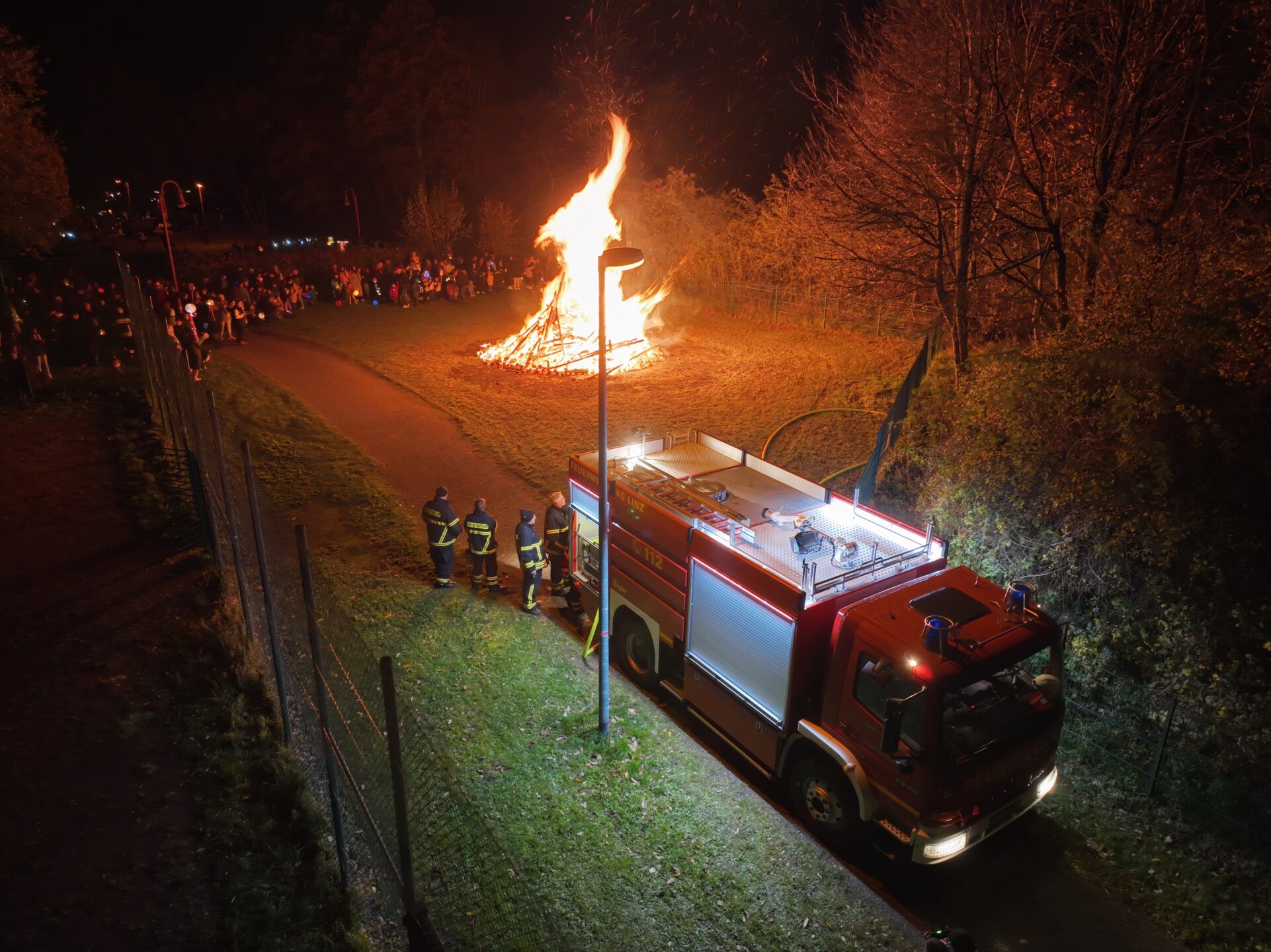Absicherung St. Martinsumzug 8 dji fly 20231110 184750 236 1699640449502 photo