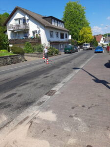 Ölspur in Vettelschoß, Ölspur, Auslaufende Betriebsstoffe, auslaufende betriebsstoffe vettelschoß, feuerwehr vettelschoß, feuerwehr vettelschoss, vettelschoss, vettelschoß, einsatz in vettelschoß, michaelstraße vettelschoß, hauptstraße vettelschoß, alarm, einsatz vettelschoß, 09.05.2022, 09.05.2022 Vettelschoß