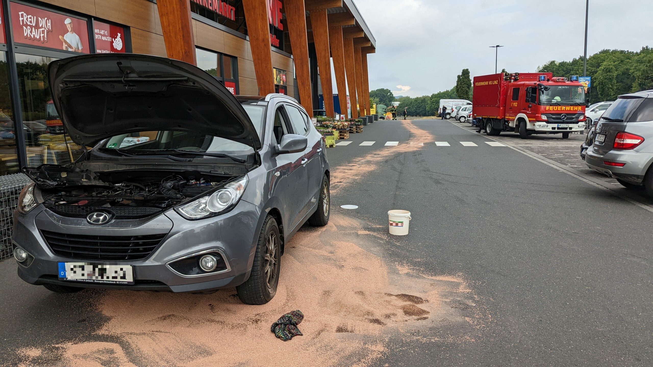 Auslaufende Betriebsstoffe 2 oelspur, ölspur vettelschoß, rewe st. katharinen, einsatz vettelschoß, feuerwehr vettelschoss, feuerwehr vettelschoß, ffv, vettelschoss, vettelschoß, auslaufende betriebsstoffe in vettelschoß, einsatz in vettelschoß