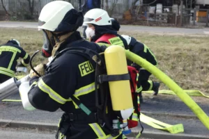 PKW Brand in Kalenborn, PKW Brand, Feuerwehr Vettelschoß, Feuerwehr Vettelschoss, Feuerwehr, Einsatz, Brand, Vettelschoß, Einsatz in Kalenborn, Brandeinsatz, PA, Atemschutz