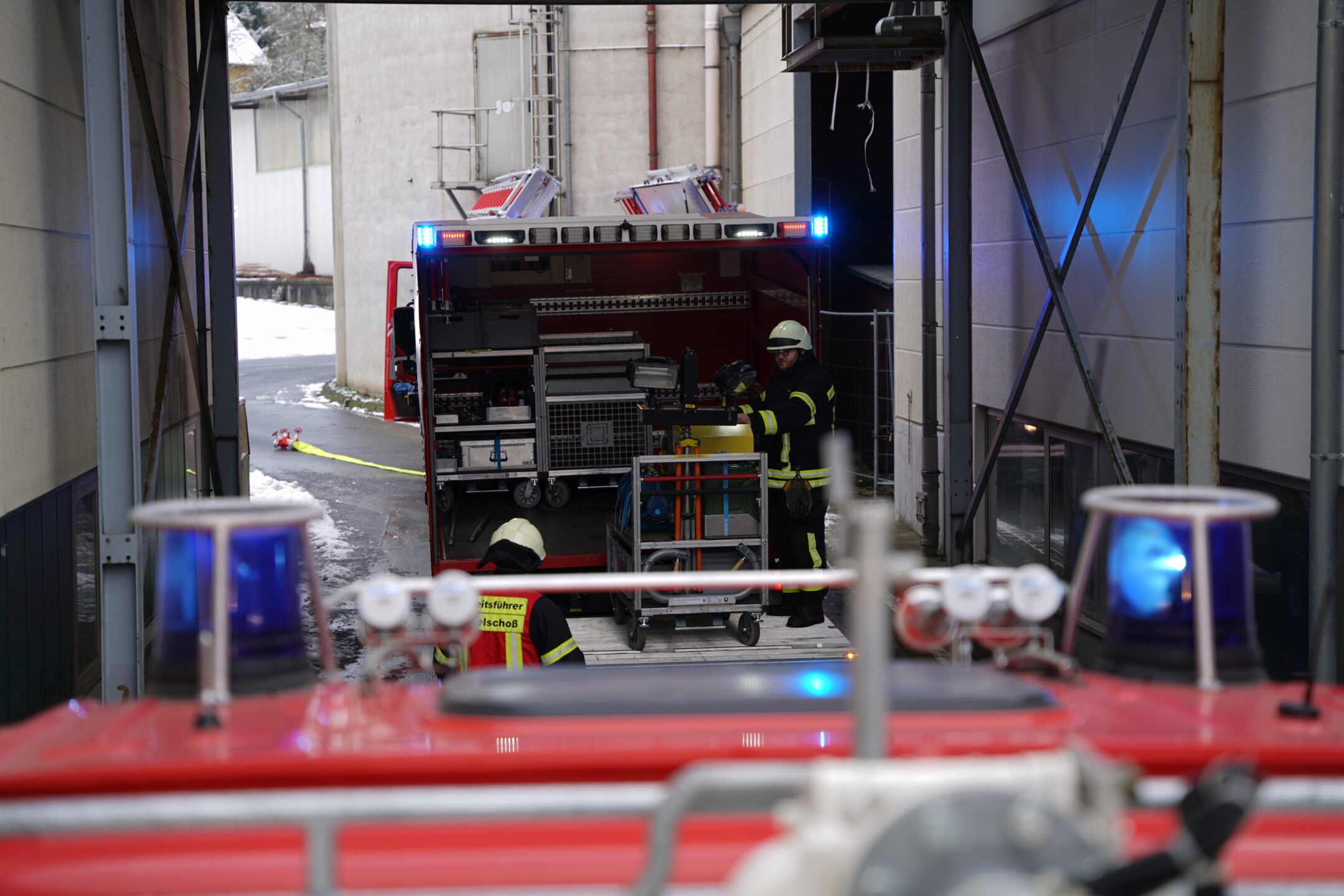 Auslaufende Betriebsstoffe 8 Feuerwehr Vettelschoß, Einsatz, Vettelschoß, Feuerwehr, Atemschutz, Brand, News, Alarm, Einsatz in Vettelschoß, VG Linz, VG Linz am Rhein, Linz, Linz am Rhein, Vettelschoss, Kreis Neuwied, Freiwillige Feuerwehr, Brand, Unfall, Zeitung